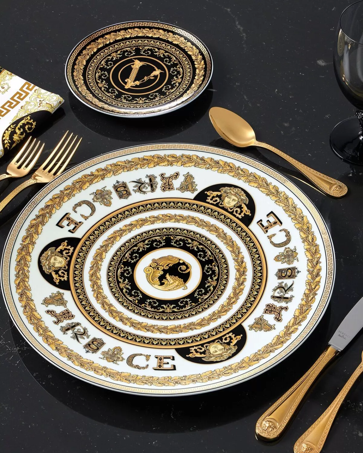 Versace Assiette G Virtus Alphabet 33 Cm