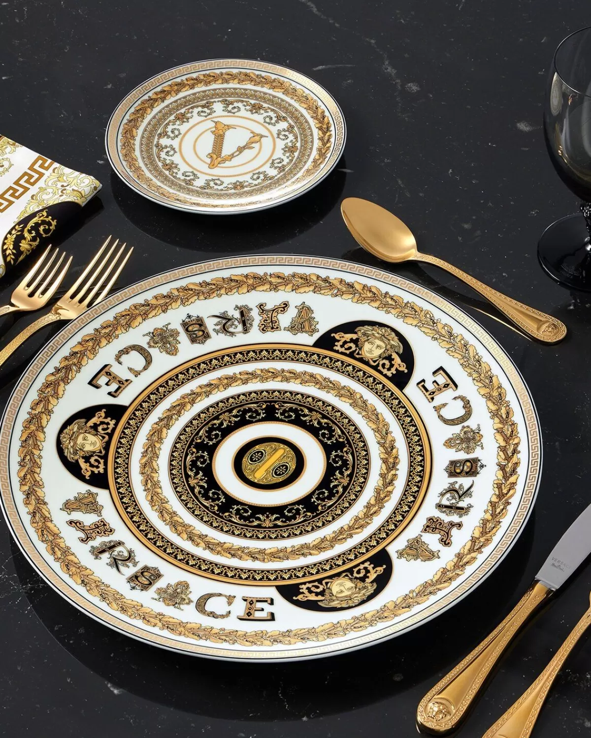 Versace Assiette O Virtus Alphabet 33 Cm